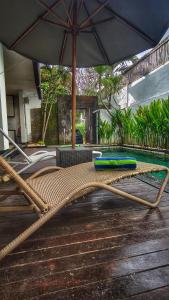 ジンバランにあるThe BALIem Villaのパティオ(傘付きハンモック)