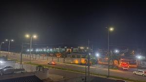eine Stadt bei Nacht mit Autos und Straßenlaternen in der Unterkunft Apartamento Mobiliado! in João Pessoa + 1 Foto
