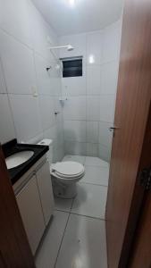 ein weißes Badezimmer mit Toilette und Waschbecken in der Unterkunft Apartamento Mobiliado! in João Pessoa