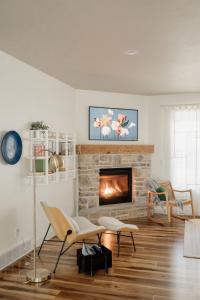 un soggiorno con camino e sedia di Prinsen Retreat a Ellison Bay