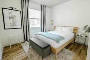 una camera da letto bianca con un letto e una finestra di Prinsen Retreat a Ellison Bay Altre 98 foto