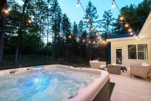 una vasca idromassaggio in un cortile con luci di Prinsen Retreat a Ellison Bay