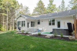 una piccola casa bianca con un cortile di Prinsen Retreat a Ellison Bay