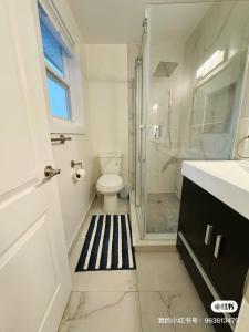 Ένα μπάνιο στο Quiet Queen Bedroom near Finch Birchmunt