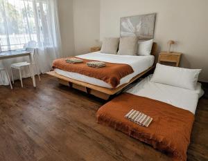 Postel nebo postele na pokoji v ubytování 10 min walk to beach & cafes and a quiet private garden