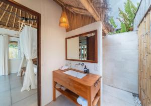 レンボンガン島にあるVilla Lagartoの洗面台と鏡のあるバスルーム
