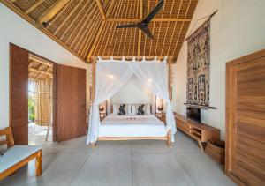 レンボンガン島にあるVilla Lagartoのベッドルーム(蚊帳付きのベッド付) +6枚の写真