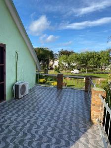 een terras met verwarming aan de zijkant van een huis bij Sin un Vinten in Aguas Dulces