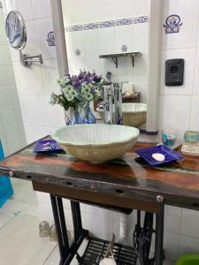 アグアス・ドゥルセスにあるSin un Vintenのシンクの上に大きなボウルが置かれたカウンター +12枚の写真