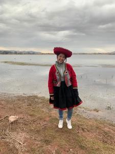 une femme debout sur le rivage d'une masse d'eau dans l'établissement Cabañas lago piuray, à Chincheros
