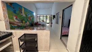 un salon avec un tableau sur le mur dans l'établissement My Llano Lindo Américas, à Villavicencio 14 autres photos