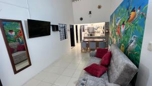 un salon avec un canapé et une télévision dans l'établissement My Llano Lindo Américas, à Villavicencio