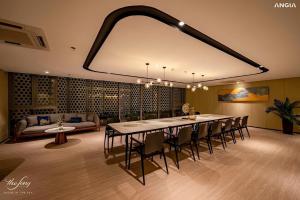 a dining room with a long table and chairs at The SONG - Căn Hộ Biển Và Hồ Bơi Vô Cực - Beach Apartment and Infinity Pool in Vung Tau
