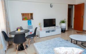 Et tv og/eller underholdning på Pearl Furnished Apartment