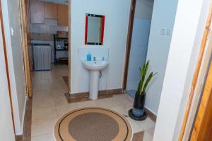 Et badeværelse på Pearl Furnished Apartment + 20 billeder