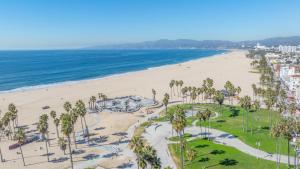 een luchtzicht op een strand met palmbomen bij Hotel Erwin Venice Beach in Los Angeles +250 foto's