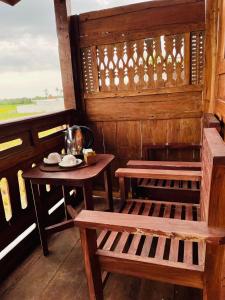 un sauna avec une table et un banc et une table avec une table dans l'établissement Kalyana Gangga, à Krambitan