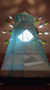uma cama de dossel de plástico num quarto em Finca Mystica em Mérida