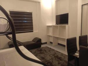 TV a/nebo společenská místnost v ubytování Joyful Paradise Beach Resort