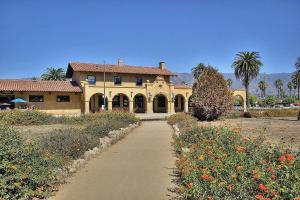een huis met een pad voor een bloemenveld bij West Beach Villa 2 in Santa Barbara