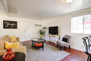 een woonkamer met een bank en een tafel bij Wine Country Ranch Escape in Buellton