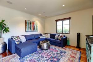 een woonkamer met een blauwe bank en een kleed bij West Beach Villa 5 in Santa Barbara