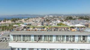 een uitzicht op een stad vanuit een gebouw bij Hotel Erwin Venice Beach in Los Angeles