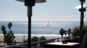 een zeilboot in de oceaan met een strand bij Hotel Erwin Venice Beach in Los Angeles