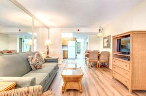ein Wohnzimmer mit Sofa und Fernseher in der Unterkunft Destin Holiday Beach Resort in Destin