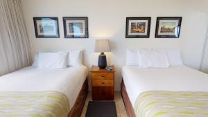 Postel nebo postele na pokoji v ubytování Waikiki Banyan Plumeria Suite + 32 fotografií