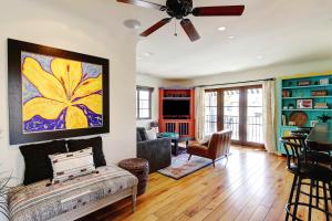 een woonkamer met een bank en een plafondventilator bij West Beach Villa 5 & 6 in Santa Barbara