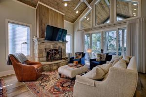 a living room with a couch and a fireplace at Dancing Bear Walk to Town in Highlands