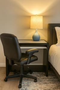a bedroom with a desk with a chair and a lamp at Modern 2BR Westville Downtown Near Yale Wifi in New Haven