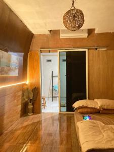 ein Schlafzimmer mit einem Bett und einem Kronleuchter in der Unterkunft Penempuran cottage in Masbagik