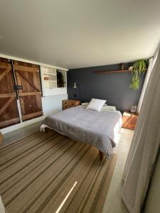 En eller flere senge i et værelse på Private central Nelson apartment