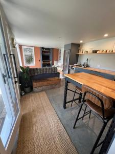 Køkken eller tekøkken på Private central Nelson apartment