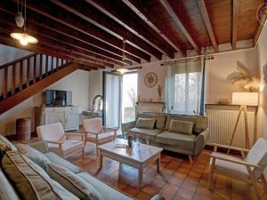 TV a/nebo společenská místnost v ubytování Gîte de Charme avec Piscine Intérieure Chauffée, Idéal Familles/Amis - FR-1-496-346