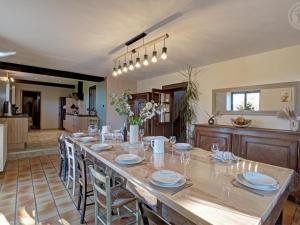 Posezení v ubytování Gîte de Charme avec Piscine Intérieure Chauffée, Idéal Familles/Amis - FR-1-496-346