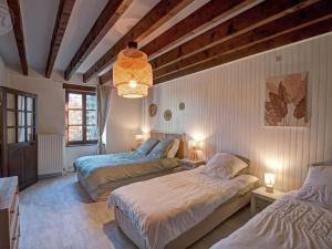 Postel nebo postele na pokoji v ubytování Gîte de Charme avec Piscine Intérieure Chauffée, Idéal Familles/Amis - FR-1-496-346