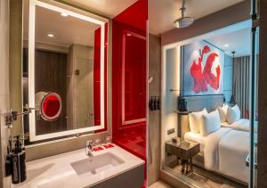 Ένα μπάνιο στο Radisson RED Indore +15 φωτογραφίες