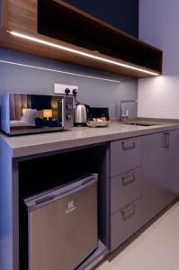 Kuchyň nebo kuchyňský kout v ubytování Beachfront Sea View Luxury Private Beach Suites