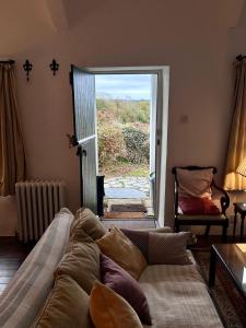 Voodi või voodid majutusasutuse Charming 2 bedroom Cottage near Skibbereen with stove and views toas