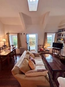 Istumisnurk majutusasutuses Charming 2 bedroom Cottage near Skibbereen with stove and views