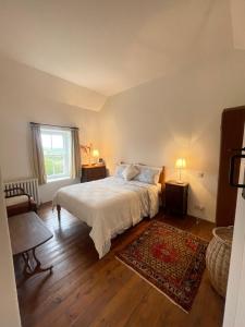 Voodi või voodid majutusasutuse Charming 2 bedroom Cottage near Skibbereen with stove and views toas