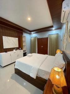 Postel nebo postele na pokoji v ubytování Golden Beach Hotel Lombok