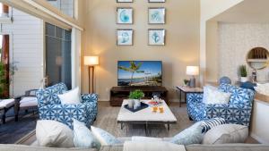 - un salon avec un mobilier bleu et blanc dans l'établissement HAWAII BLUE VILLA Charming 3BR Golf Villas Home Close to Pool, à Waikoloa