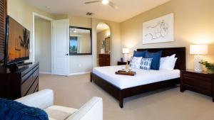 - une grande chambre avec un lit et une télévision dans l'établissement HAWAII BLUE VILLA Charming 3BR Golf Villas Home Close to Pool, à Waikoloa 50 autres photos