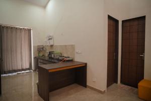 una cocina con fregadero y encimera en Girivan, en Alwar