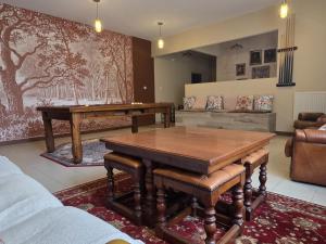 Posezení v ubytování Gîte de Groupe 36 Pers., Nature & Confort à Louchy-Montfand - FR-1-489-603