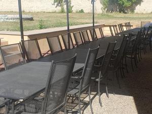 Restaurace v ubytování Gîte de Groupe 36 Pers., Nature & Confort à Louchy-Montfand - FR-1-489-603